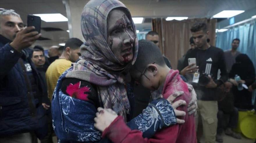 Mujer palestina espera ayuda sinataria en hospital de Gaza