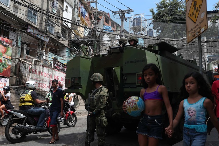 Militares recorren favela en Río de Janeiro (EFE)